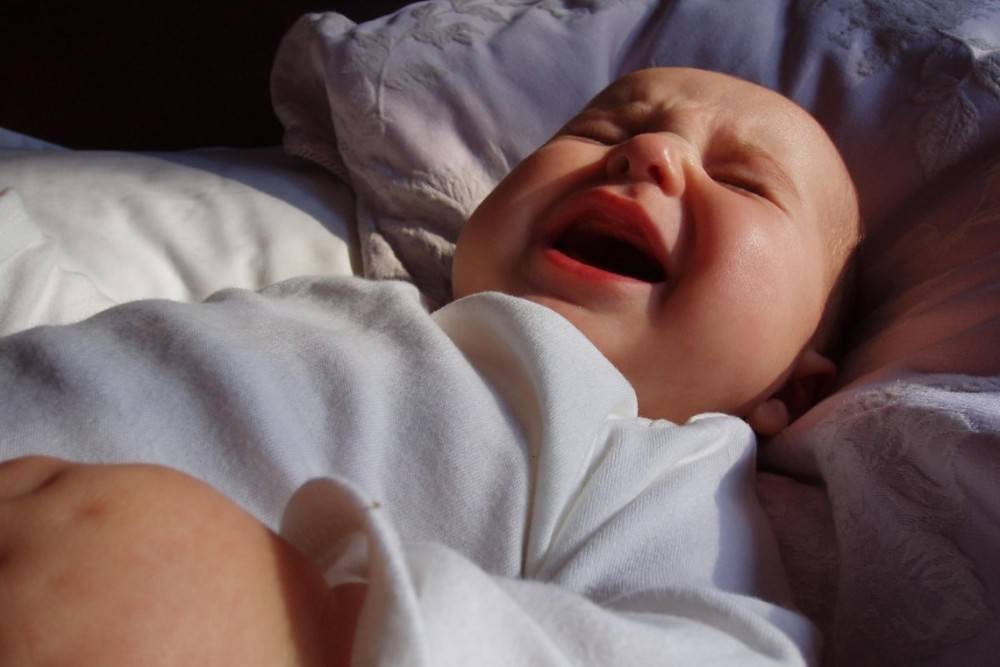 Почему новорожденный не спит весь день и что делать