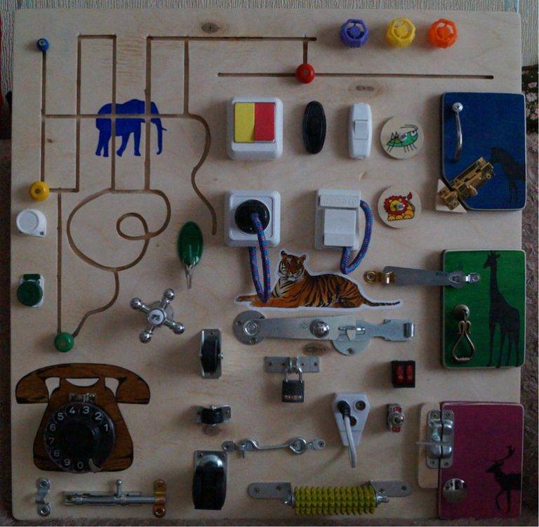 Бизиборд (105 фото): развивающие доски для детей с замочками, для чего нужны, детали, размеры и отзывы