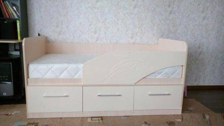 Детская кровать "дельфин" (31 фото): кроватка-диван с ящиками, модели 2 и 3, отзывы, сборка